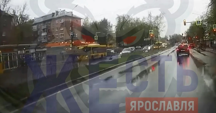 Сбили девочку на пешеходном переходе: появилось видео момента ДТП в Заволжском районе Ярославля