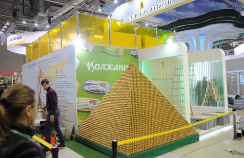 Фото дня. Самая высокая в мире пирамида, составленная из яиц ярославского предприятия