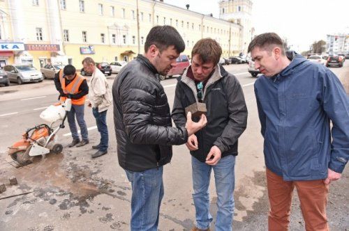 В Ярославле на улице Победы взяли пробу асфальта