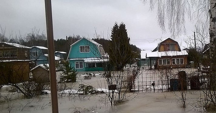 В Ярославле спасатели эвакуировали пенсионерку из затопленного дома