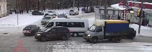 В сети появилось видео ДТП с участием маршрутки и автомобиля в Ярославле 