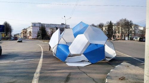 «Ленин пнул»: футбольный мяч-инсталляция на Красной площади вылетел на проезжую часть