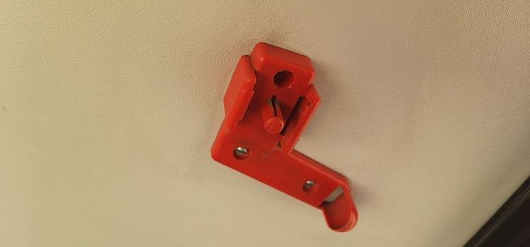 Тренд на вандализм? В Ярославле участились случаи краж молотков из автобусов