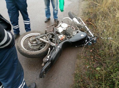Под Ярославлем водитель автомобиля «ВАЗ-2115» наехал на мотоциклиста и уехал 