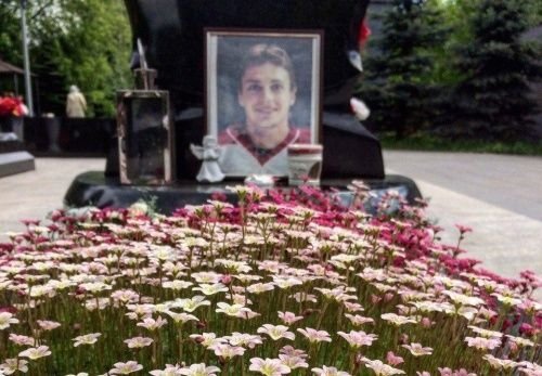 Кому-то неймется: отец погибшего хоккеиста прокомментировал слухи о разгроме мемориала