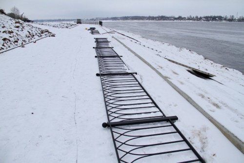 В Рыбинске на Волжской набережной устанавливают новые ограждения 