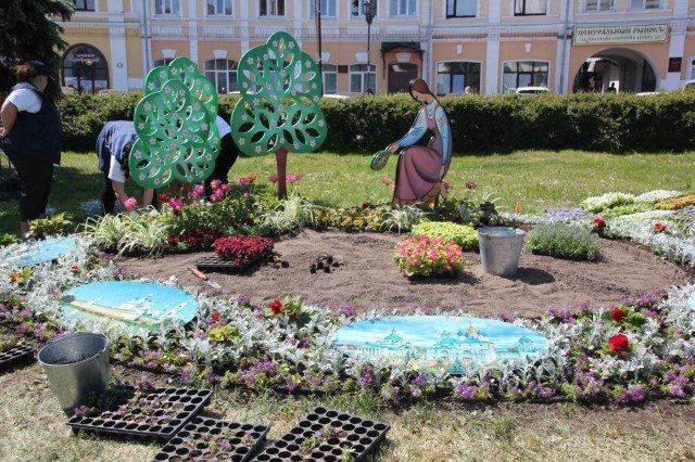 В сквере на улице Андропова оформляют цветники 