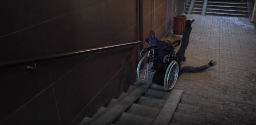 Ярославец Александр Кононов взял инвалидную коляску и проверил подземный переход на улице Свободы. Видео