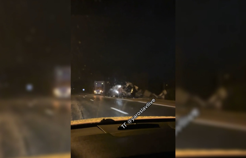 «Все живы?!»: в ДТП на выезде из Ярославля грузовик сложился пополам