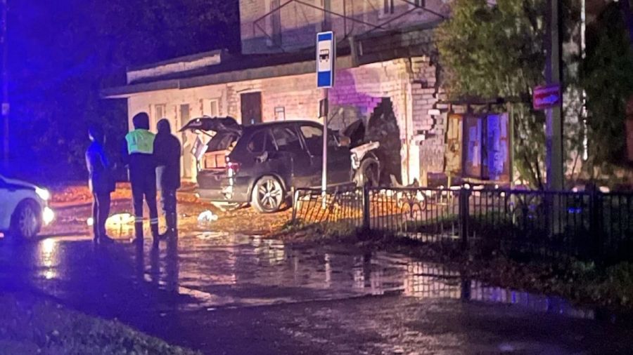В Ярославской области водитель иномарки врезался в стену сельского клуба и погиб
