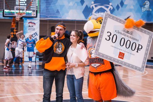 Студентка выиграла денежный приз за точный бросок на баскетбольном матче