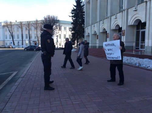 В Ярославле территориальная администрация намерена не пустить митингующих против московского мусора к стенам Знаменской башни