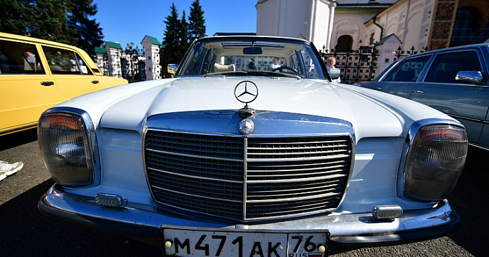На Советской площади стартовало ралли классических автомобилей_165542