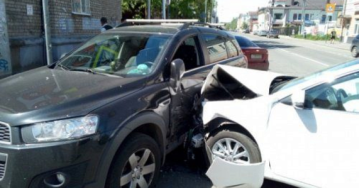 В Рыбинске столкнулись три автомобиля: пострадали два человека 