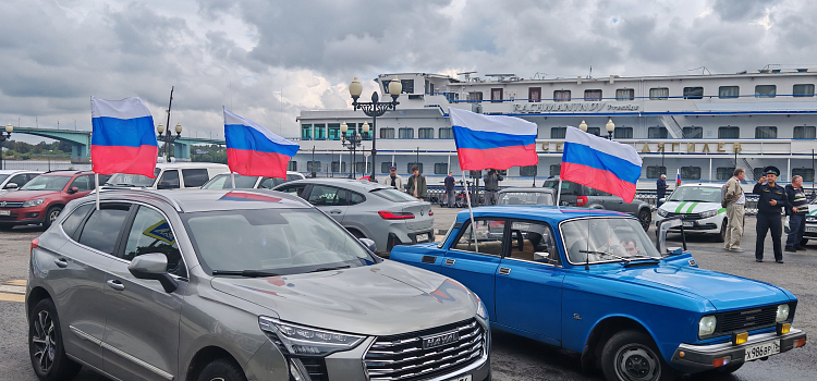 Празднование Дня флага в Ярославле началось с автопробега_302241