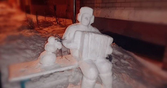 Ярославец в своем дворе слепил из снега гармониста