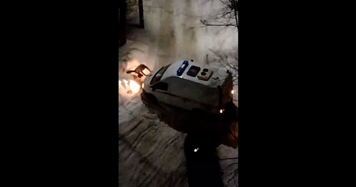 Ночью во дворе Заволжского районе застряла машина скорой помощи