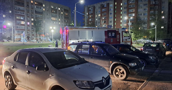В Дзержинском районе Ярославля неизвестные подожгли квартиру в многоэтажке_272204