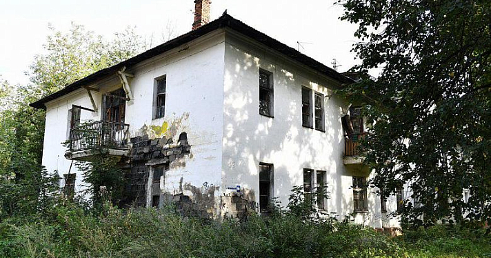 «Оставаться в помещении опасно». Аварийный дом на Белинского в Ярославле расселят