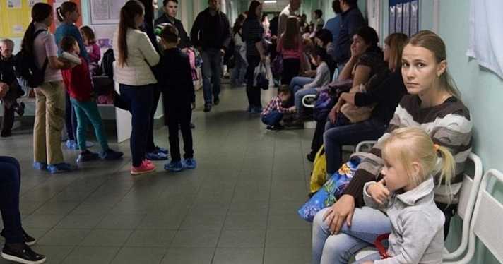 «Грудничок не вытерпит»: ярославцы пожаловались на огромные очереди в детской больнице