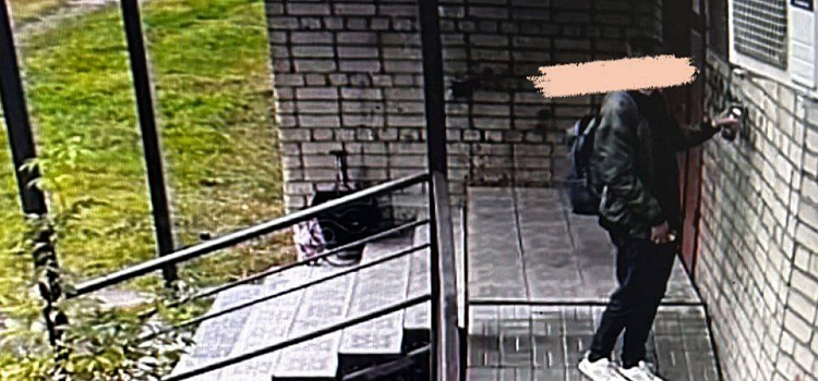 В Ярославле мужчина нарисовал рекламу запрещённых веществ прямо на здании суда