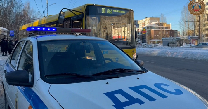 В Ярославле жёлтый автобус насмерть сбил рабочего, разгружавшего фургон рядом с остановкой