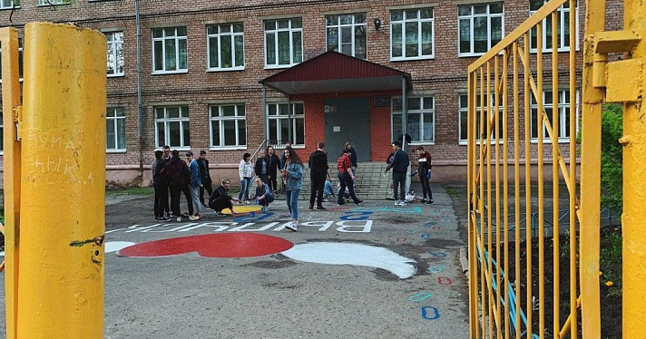 Фото дня. Ярославские выпускники оставляют на асфальте у школы память о годах учебы
