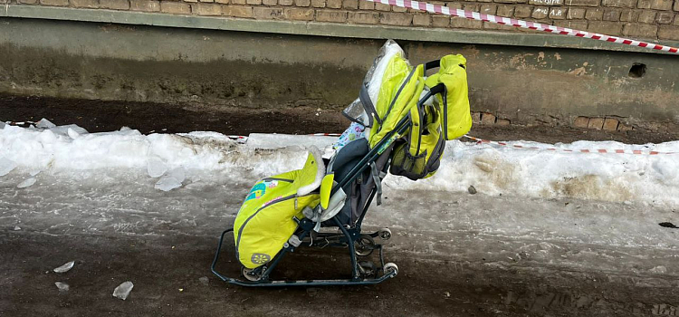 Два человека пострадали в двух районах Ярославля от падения ледяных глыб с крыш_267384