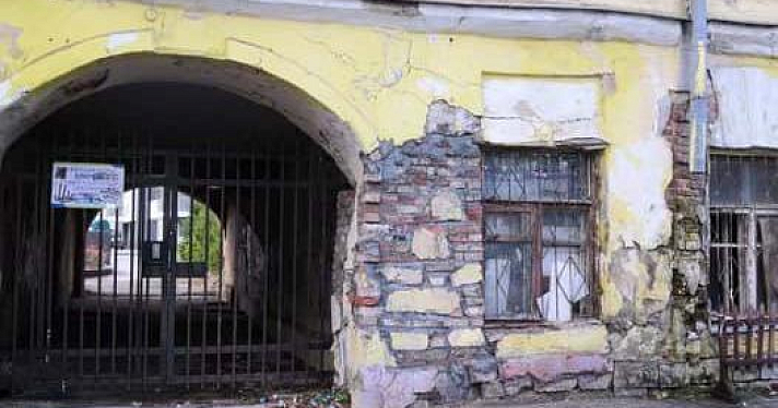 «Танцующая арка в зоне Юнеско»: градозащитница раскритиковала заделанную дыру на фасаде здания
