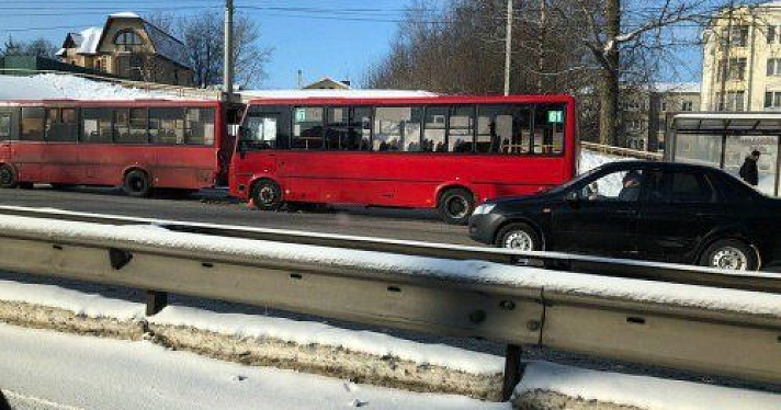 Две красные маршрутки столкнулись на Московском проспекте Ярославля