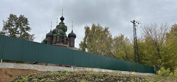 В Ярославле вокруг храма Иоанна Предтечи появился строительный забор