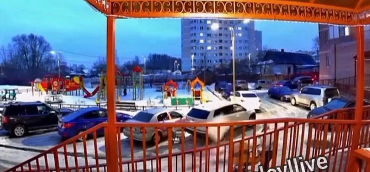Мэрия Ярославля обратится в прокуратуру из-за схода снега с крыши возле детской коляски