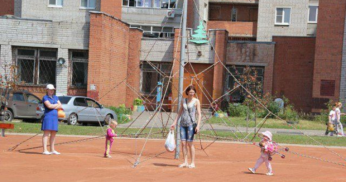 В Ярославле установили новую детскую площадку 