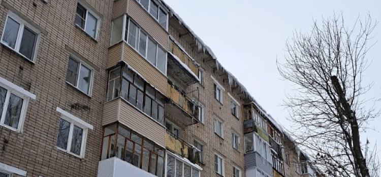 Во Фрунзенском районе Ярославля женщина упала с четвертого этажа: подробности происшествия