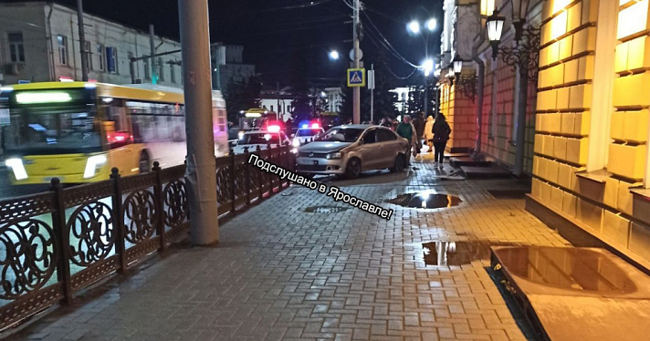 В Ярославле пьяный водитель легковушки врезался в Волковский театр