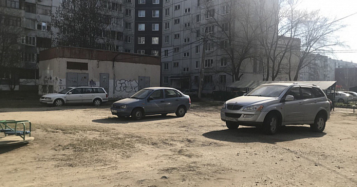 Получат «письма счастья»: в Ярославле во дворах прошел рейд по выявлению парковки в неположенных местах_237876