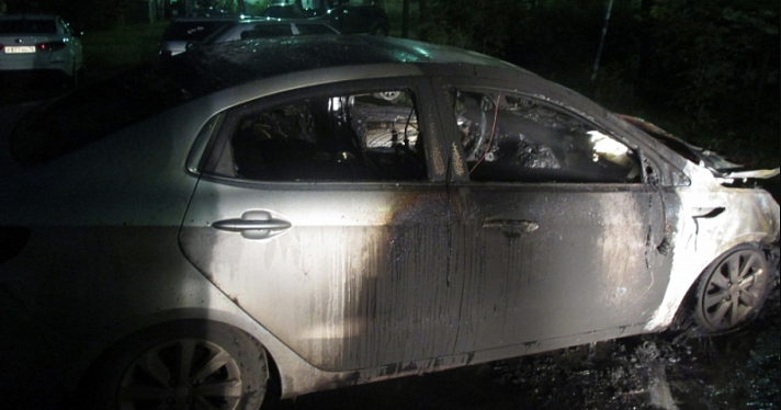 Ночью в Ярославле сгорели два автомобиля _116517