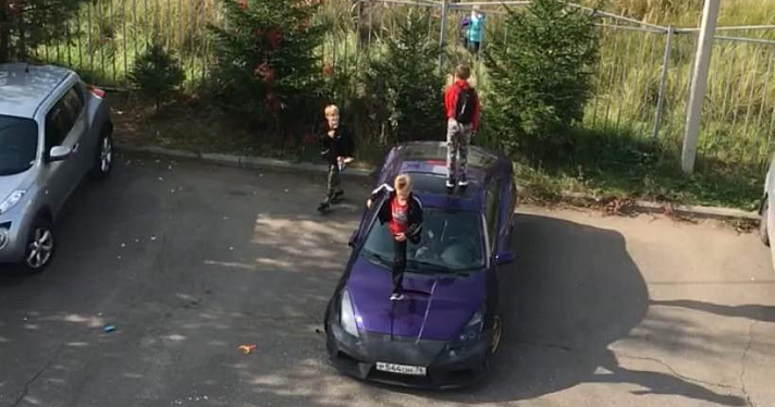Прыгали на крыше иномарки: ярославцы сняли на видео хулиганов