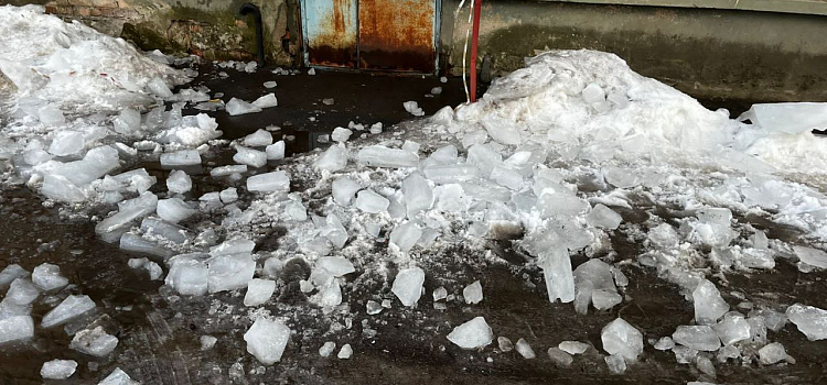 Два человека пострадали в двух районах Ярославля от падения ледяных глыб с крыш_267383