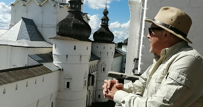 «От былой депрессии нет и следа»: Андрей Макаревич с супругой посетили города Ярославской области