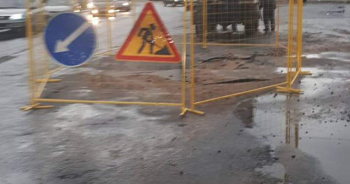В Ярославле затопило улицу из-за прорыва трубы_246557