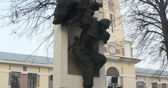 На Красной площади Ярославля открыли памятник пожарным и спасателям