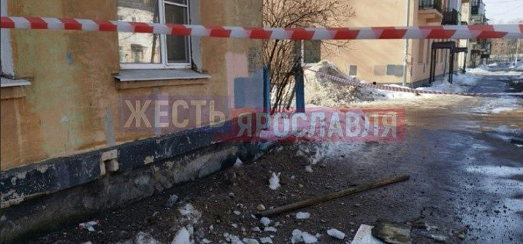 В Ярославле в многоквартирном доме обвалилась балконная плита_267459