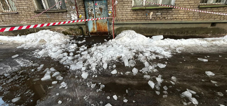 Два человека пострадали в двух районах Ярославля от падения ледяных глыб с крыш