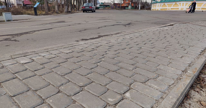 В Ярославской области недобросовестная компания незаконно сэкономила на плитке для тротуаров_269181