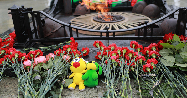 Ярославль скорбит: горожане несут цветы и игрушки в память о погибших при теракте в Подмосковье_267978