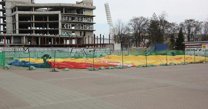 На площади труда в Ярославле начался демонтаж незаконного шатра