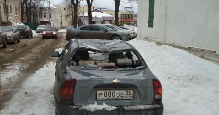 С крыши церкви в Ярославле сползла глыба снега и промяла стоящие внизу авто