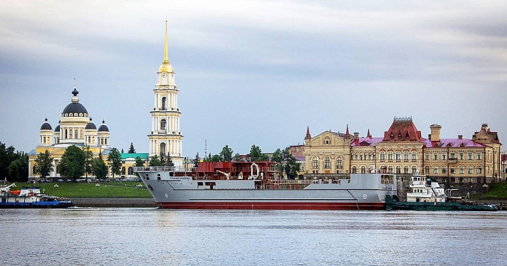 Самое большое судно отправилось из Ярославской области в Севастополь