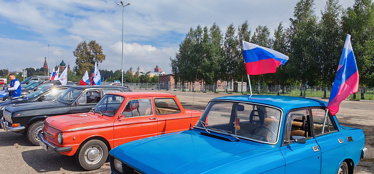 Празднование Дня флага в Ярославле началось с автопробега_302240